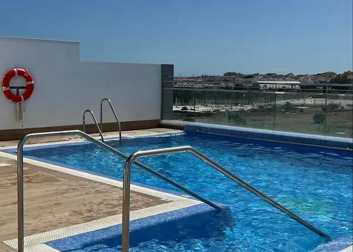 Modern In Nueva Andalucia דירה *